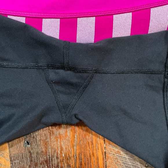 Lululemon Reverse Groove Shorts Size 6 Black Raspberry Waistband - Picture 12 of 15